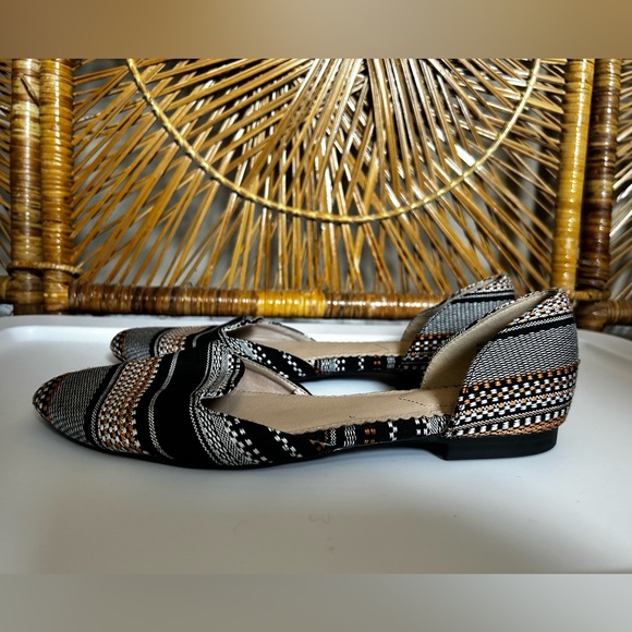 Perfect condition Isaac Mizrahi woven flats. Colors are black, orange and white. - Picture 2 of 7